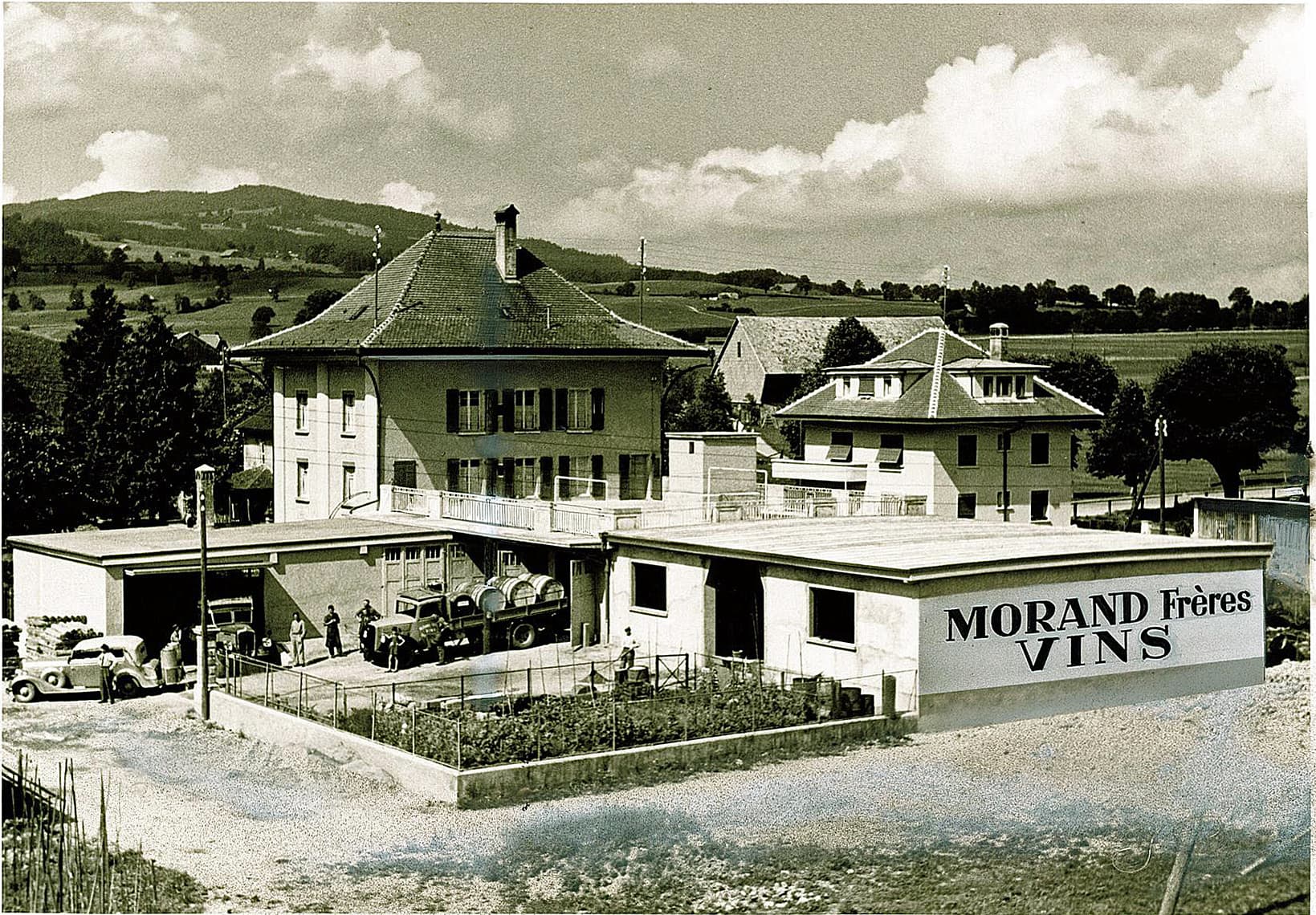 Le dépôt Morand Frères Vins à La Tour-de-Trême en 1950, avec ses camions à fûts