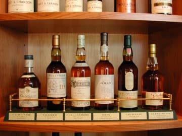 Sélection de single malts et spiritueux à la vinothèque