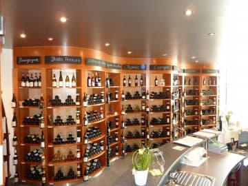 Intérieur de la vinothèque Morand Frères, rayonnages de bouteilles par régions
